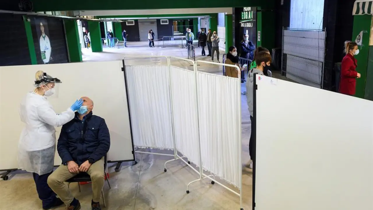 Personal sanitario realiza pruebas PCR este martes en los Campos de Sport de El Sardinero en la capital c&aacute;ntabra, en cuya comunidad se han notificado 946 casos en 24 horas. EFE/Pedro Puente Hoyos