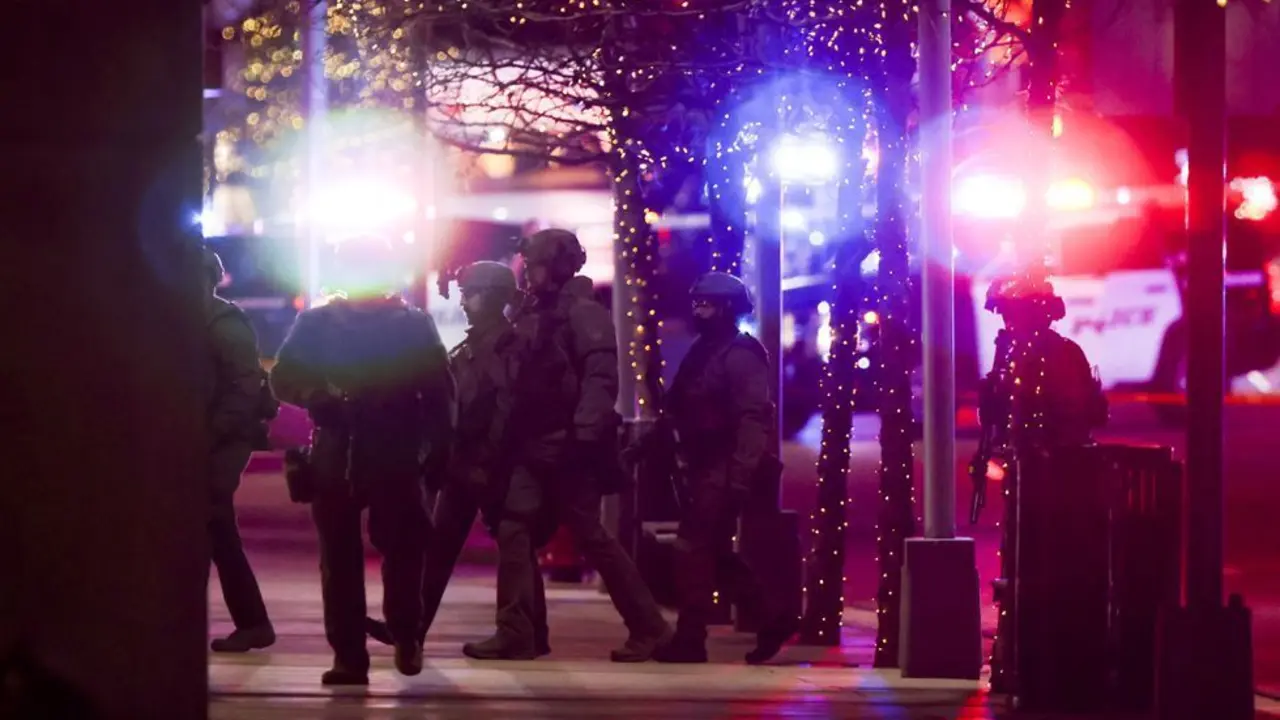 Los miembros de un equipo SWAT de la polic&iacute;a caminan por el centro comercial Belmar donde el sospechoso mat&oacute; a cinco personas en Denver, Colorado.
MICHAEL CIAGLO (AFP)