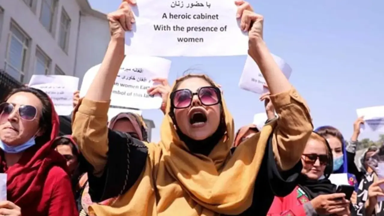 Afganistan-protestas-de-mujeres-por-las-medidas-de-los-taliban copia