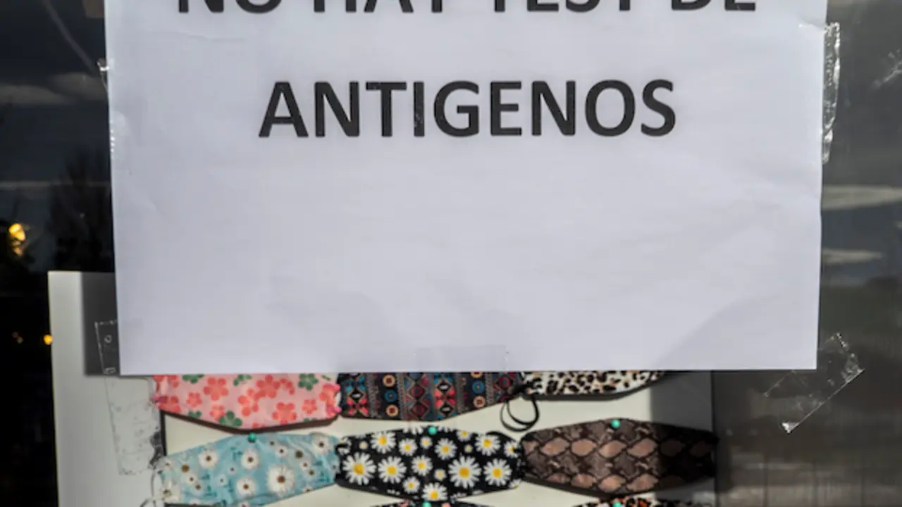 Vista de un cartel que informa que no quedan test de ant&iacute;genos en Santander este mi&eacute;rcoles. EFE/ Rom&aacute;n G. Aguilera