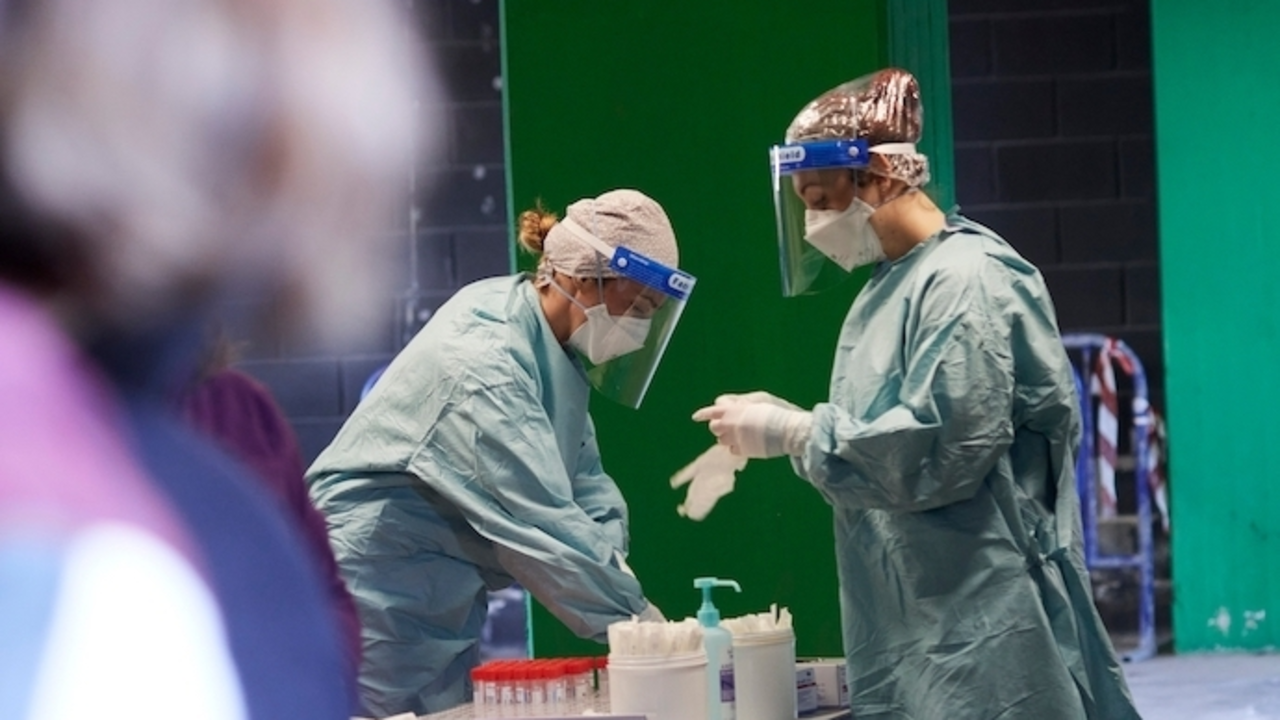Trabajadores sanitarios se preparan para realizar tests de ant&iacute;genos en los Campos de Sport del Sardinero, en Santander
Juan Manuel Serrano Arce / Europa Press