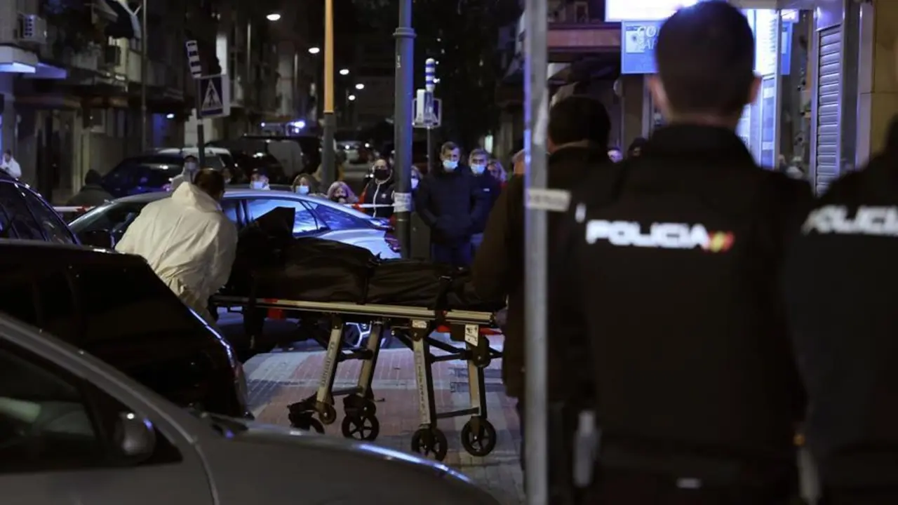 Forenses y miembros de la Polic&iacute;a Nacional trasladan este martes los cuerpos de dos personas que han fallecido en un bar que estaba cerrado al p&uacute;blico en la localidad madrile&ntilde;a de Parla, al parecer a consecuencia de una explosi&oacute;n en la cocina del establecimiento, si bien a&uacute;n no se han determinado las causas del suceso. EFE/ Kiko Huesca