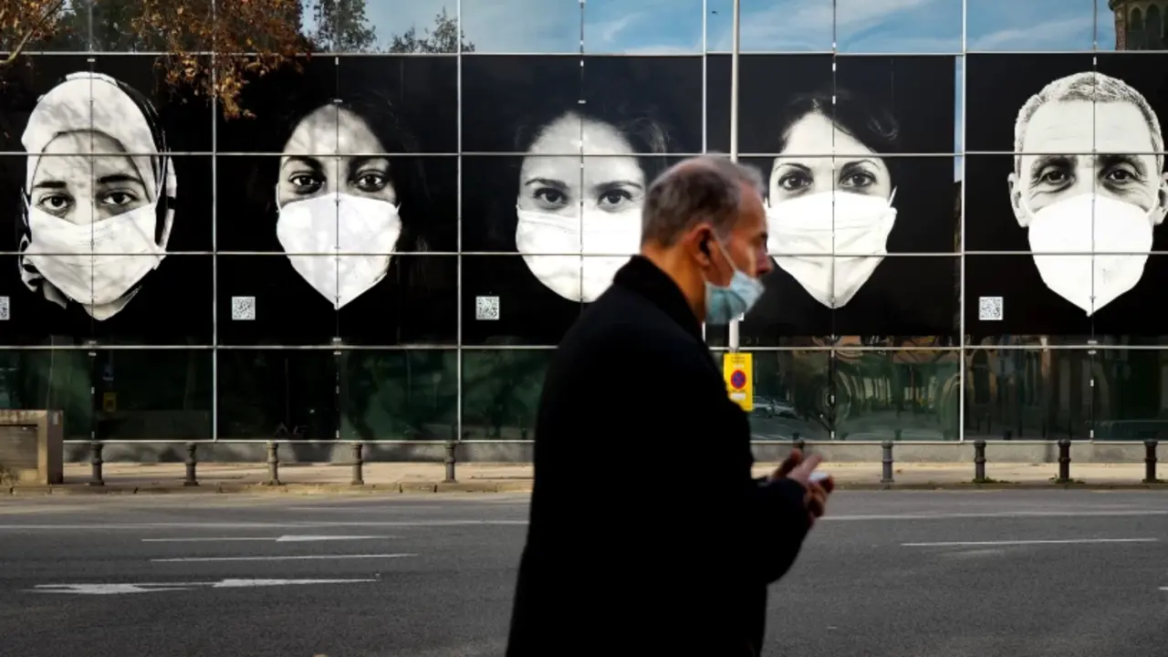 Un hombre camina frente a un centro de vacunaci&oacute;n en Barcelona, en una imagen de archivo. EFE/Enric Fontcuberta