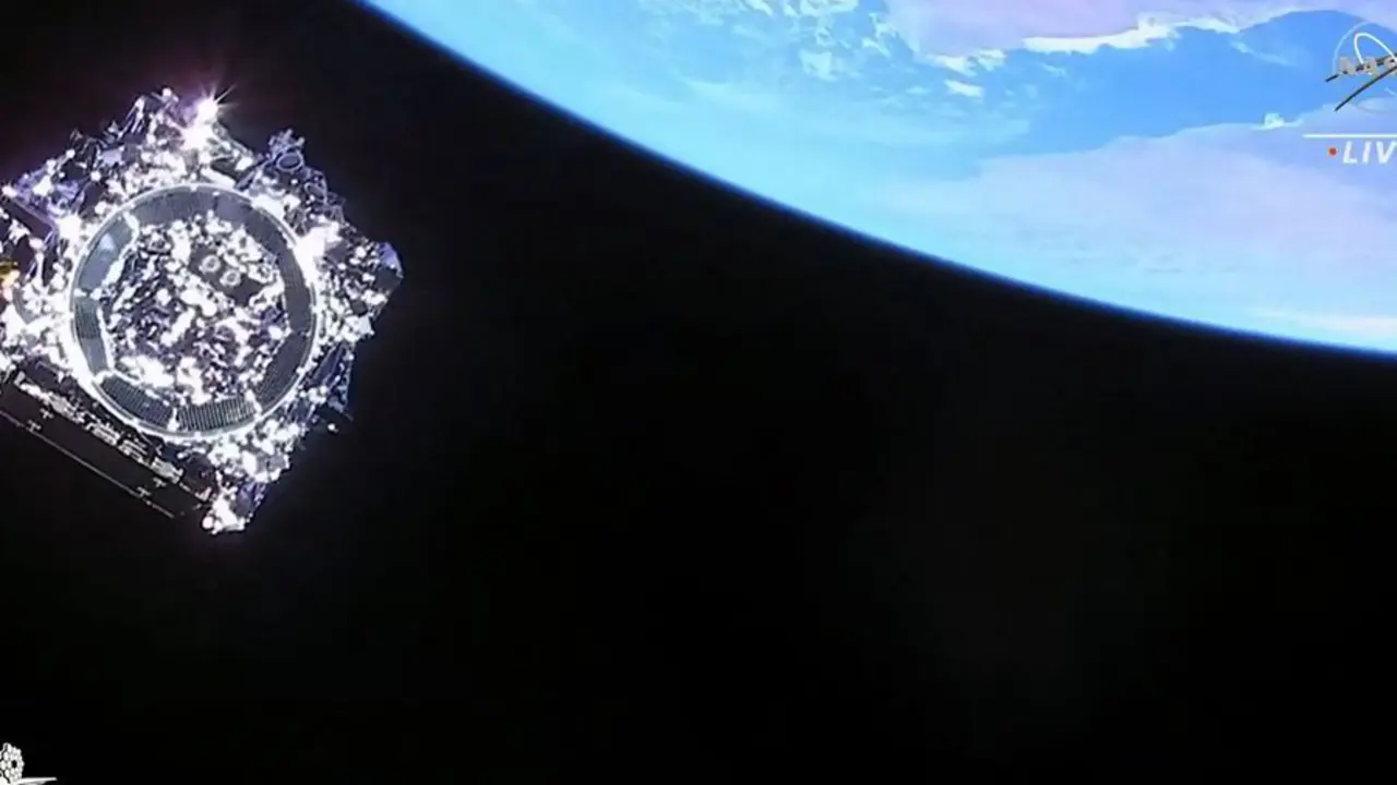 Imagen de televisi&oacute;n de la Nasa que muestra al telescopio James Webb (abajo a la izquierda) tras separarse del cohete Ariane 5. Foto: AFP
