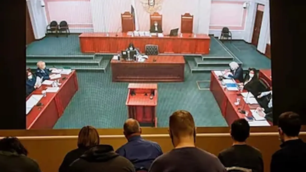 Seguidores de la ONG Memorial observan en remoto el fallo judicial.EFE