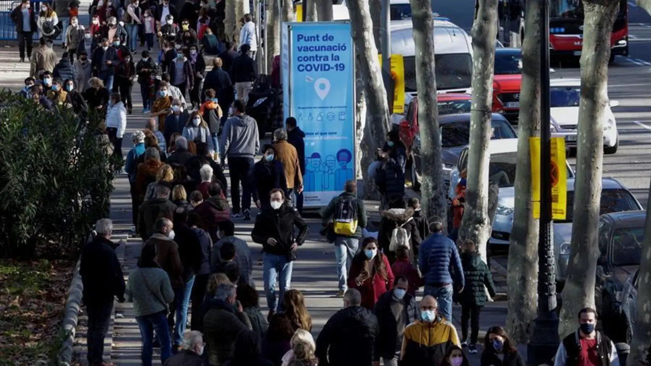 Decenas de ciudadanos guardan su turno esta semana para acceder al centro de vacunaci&oacute;n instalado en la Fira de Barcelona. EFE/Quique Garcia