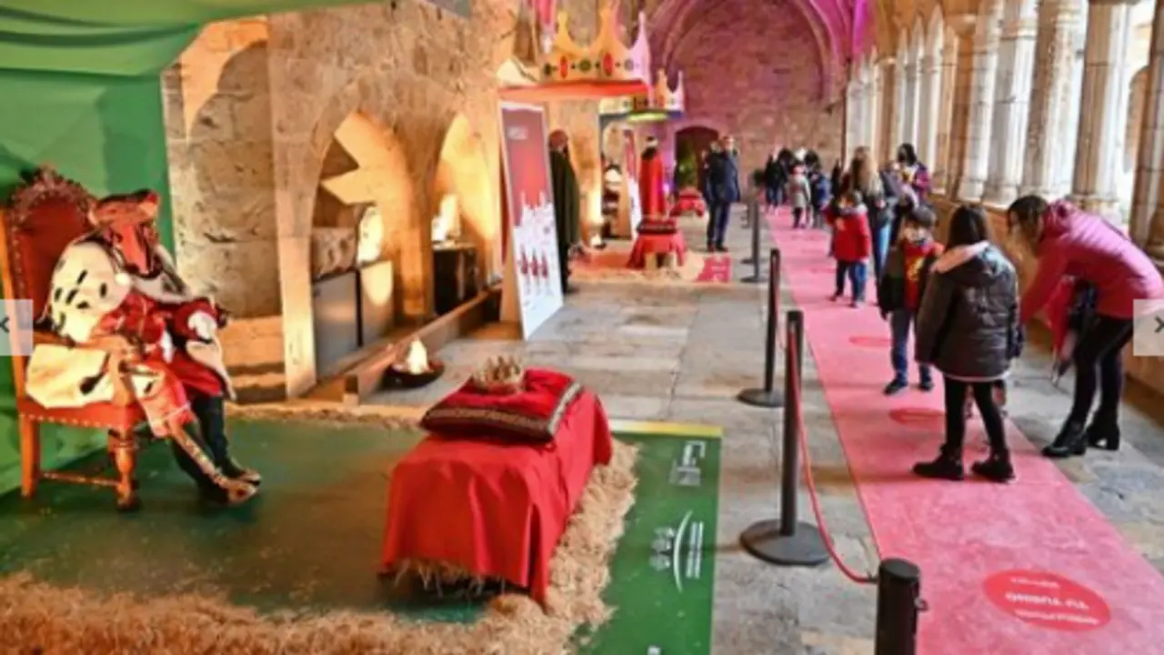 Imagen de archivo del 5 de enero de 2021, cuando los Reyes tuvieron que recibir a los ni&ntilde;os en la Catedral de Santander. / HARDY