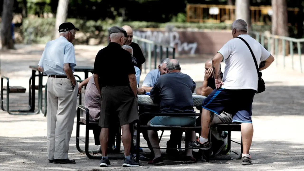 Varios pensionistas reunidos en un parque. / EP