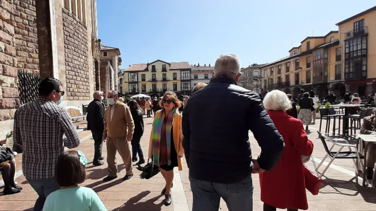 Varias personas por la plaza Roja de Torrelavega. / ALERTA