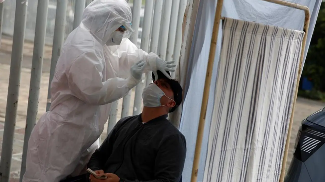 Un hombre se practica una prueba para detectar coronavirus. EFE/ Ernesto Guzm&aacute;n Jr.