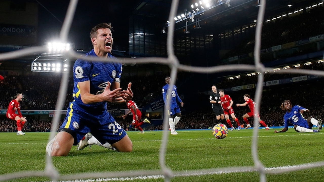 C&eacute;sar Azpilicueta, del Chelsea, reacciona al gol marcado por Sadio Man&eacute;, del Liverpool (no aparece en la foto), durante el partido de la Premier League inglesa de f&uacute;tbol entre el Chelsea y el Liverpool en Stamford Bridge. / David Klein/CSM v&iacute;a ZUMA Wire/dpa