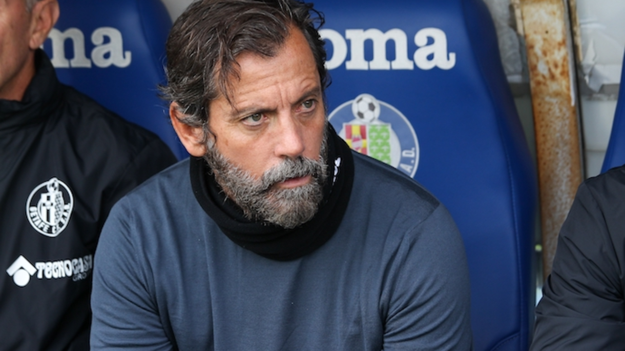 Quique S&aacute;nchez Flores, entrenador del Getafe, observa el partido de f&uacute;tbol de la Liga espa&ntilde;ola entre el Getafe CF y el C&aacute;diz CF en el Coliseum Alfonso P&eacute;rez el 21 de noviembre de 2021 en Madrid, Espa&ntilde;a.