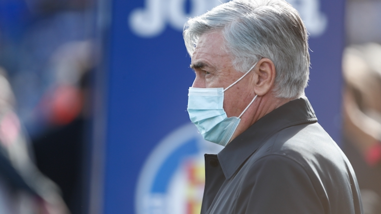 Carlo Ancelotti, entrenador del Real Madrid, observa durante el partido de f&uacute;tbol de la Liga Espa&ntilde;ola, La Liga Santander, disputado entre el Getafe CF y el Real Madrid en el estadio Coliseum Alfonso P&eacute;rez el 02 de enero de 2022, en Getafe, Madrid, Espa&ntilde;a. / AFP7