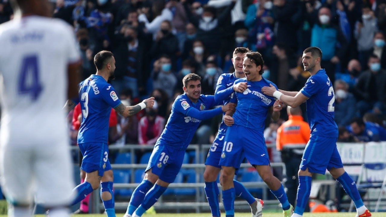 Enes Unal del Getafe celebra un gol con sus compa&ntilde;eros de equipo durante el partido de f&uacute;tbol de la Liga Espa&ntilde;ola, La Liga Santander, jugado entre el Getafe CF y el Real Madrid en el estadio Coliseum Alfonso P&eacute;rez el 02 de enero de 2022, en Getafe, Madrid, Espa&ntilde;a.
 / AFP7