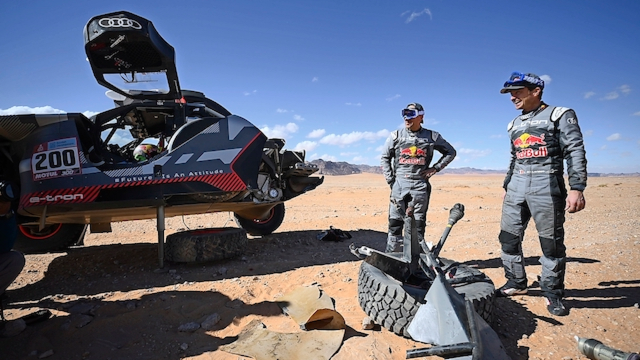 El piloto franc&eacute;s St&eacute;phane Peterhansel (C) y el copiloto franc&eacute;s Edouard Boulanger (R) reaccionan junto a su coche despu&eacute;s de chocar durante la etapa 1B del Rally Dakar 2022 entre Ha'il y Jeddah, Arabia Saudita, 02 de enero de 2022. (Arabia Saudita) EFE/EPA/FRANCK FIFE / POOL