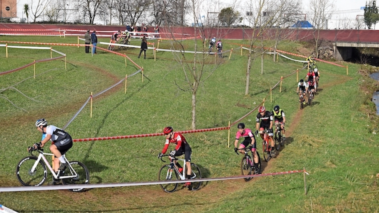 Los ciclistas durante una de las vueltas al circuito. / Castillo