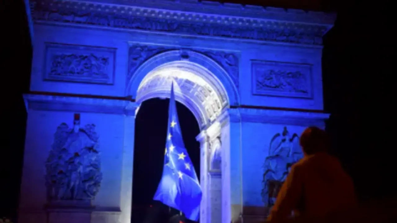 El Arco de Triunfo y otros puntos de referencia se iluminar&aacute;n con luces azules durante el resto de esta semana. Fotograf&iacute;a: Julien de Rosa / AFP / Getty Images