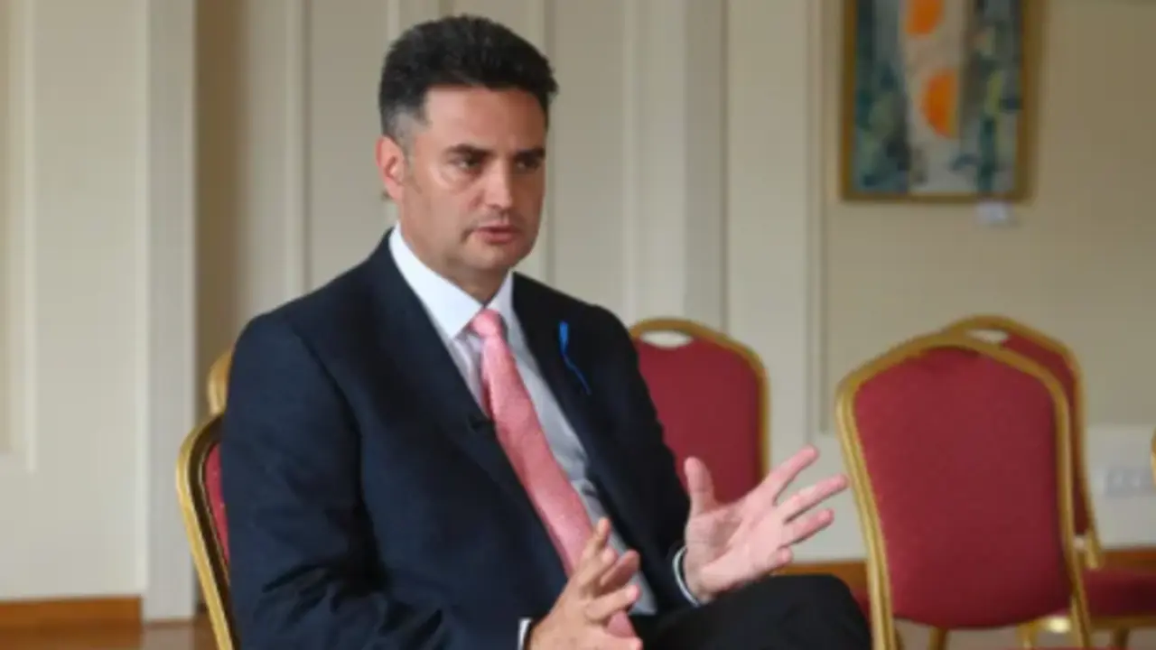 P&eacute;ter M&aacute;rki-Zay, l&iacute;der de la oposici&oacute;n h&uacute;ngara: "Me enoj&eacute; cada vez m&aacute;s con la 'traici&oacute;n de Fidesz a los valores occidentales ... corrupci&oacute;n en su mayor&iacute;a". Fotograf&iacute;a: Attila Kisbenedek / AFP / Getty Images