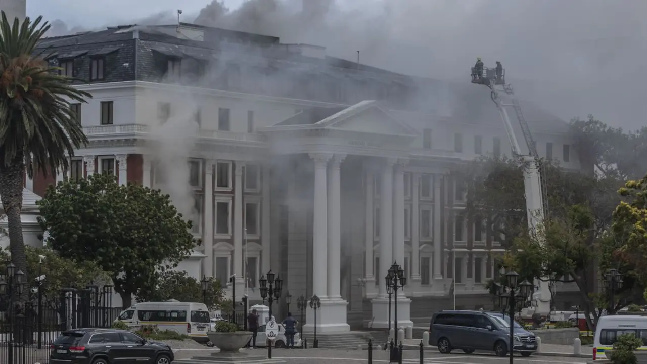 Un incendio afecta al Parlamento de Sud&aacute;frica en Ciudad del Cabo.