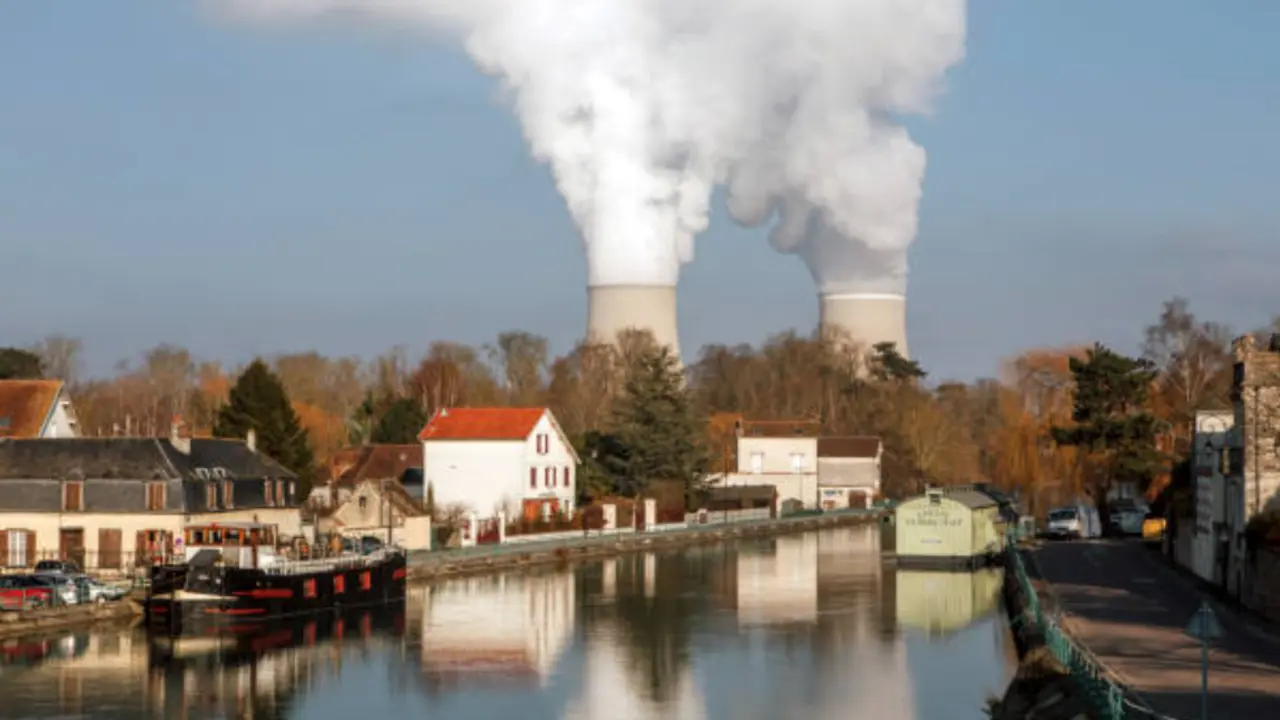 Las torres de refrigeraci&oacute;n liberan vapor de agua en la central nuclear de Nogent, operada por Electricite de France SA (EDF), en Nogent-sur-Seine, Francia, el martes 21 de diciembre de 2021. / Cyril Marcilhacy/Bloomberg v&iacute;a Getty Images