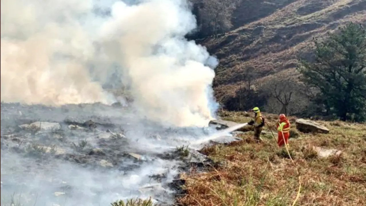 Dos bomberos durante la extinci&oacute;n del incendio en Molledo. / 112