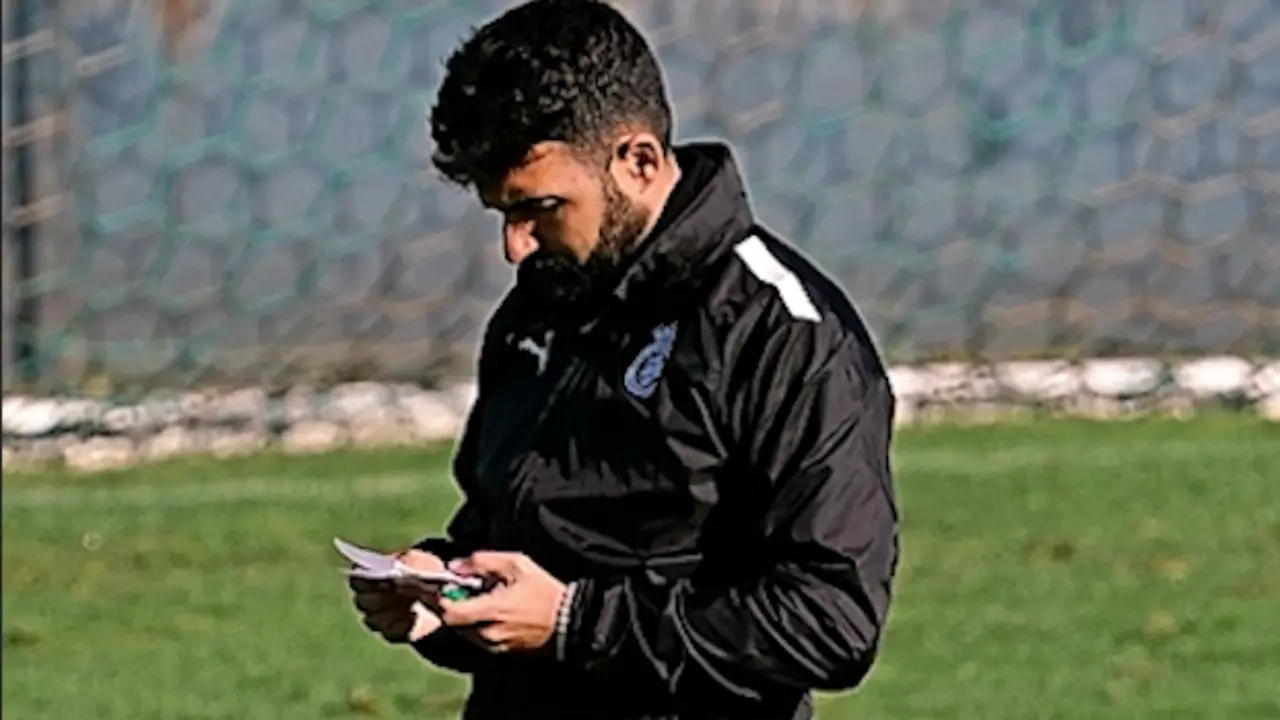 Guillermo Fern&aacute;ndez Romo, mirando sus notas durante un entrenamiento. / Hardy