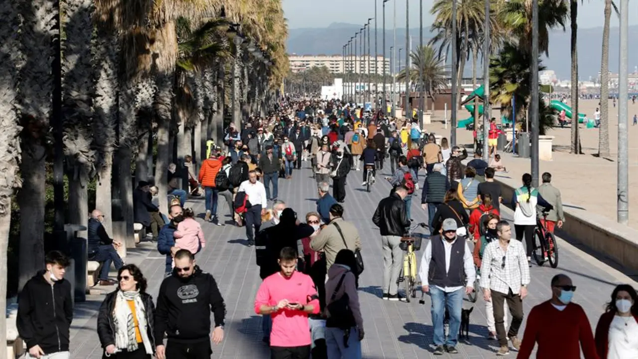 Cientos de personas pasean en la playa de la Malvarrosa de Valencia. EFE/ Juan Carlos C&aacute;rdenas