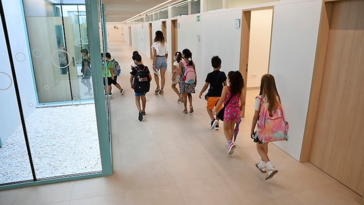 Una profesora acompa&ntilde;a a alumnos de Educaci&oacute;n Primaria a un aula. / Jorge Gil / Europa Press