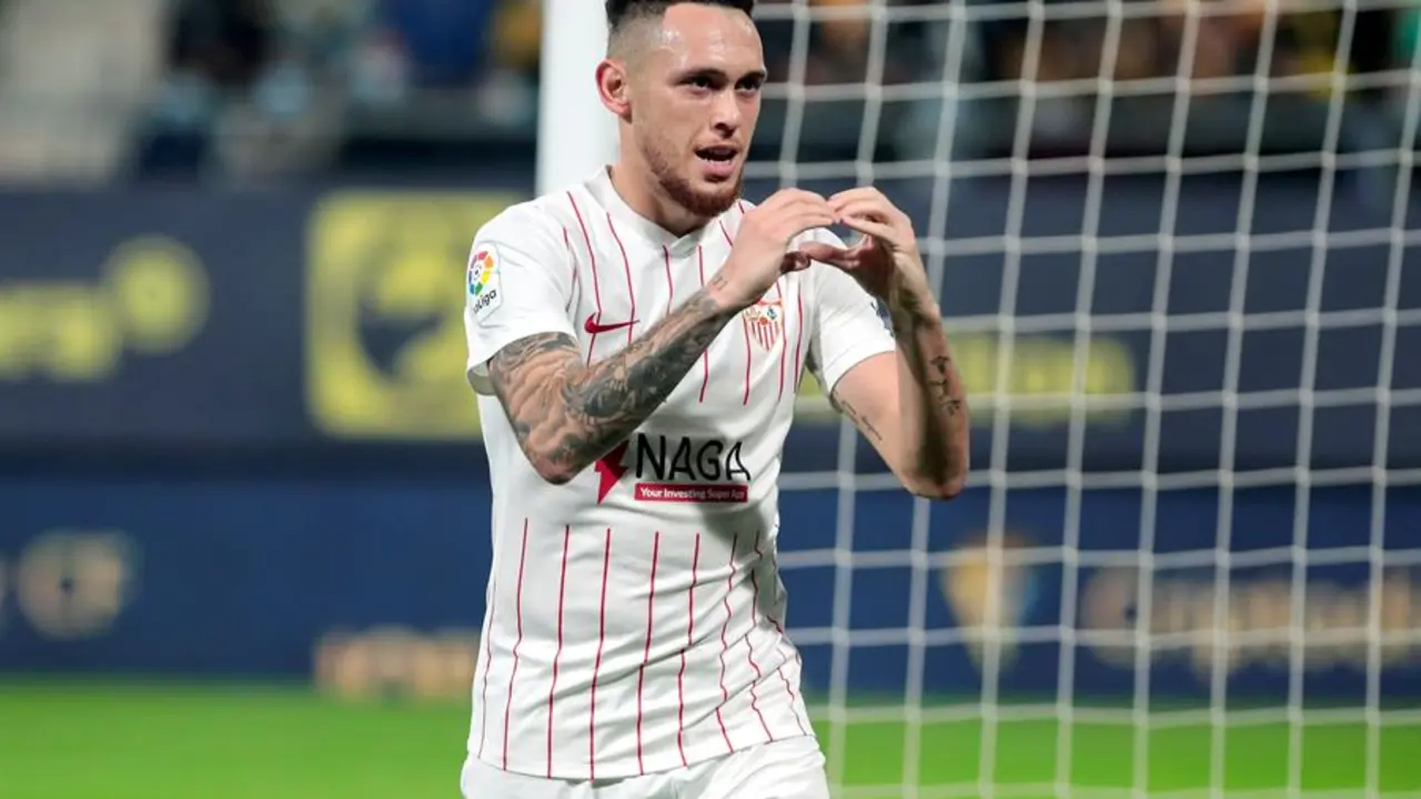 El centrocampista argentino del Sevilla FC Lucas Ocampos (c) celebra su gol, primero del equipo ante el C&aacute;diz, durante el partido de la jornada 19 de Liga que enfrenta al C&aacute;diz CF y al Sevilla FC en el Estadio Nuevo Mirandilla (C&aacute;diz). EFE/Rom&aacute;n R&iacute;os.