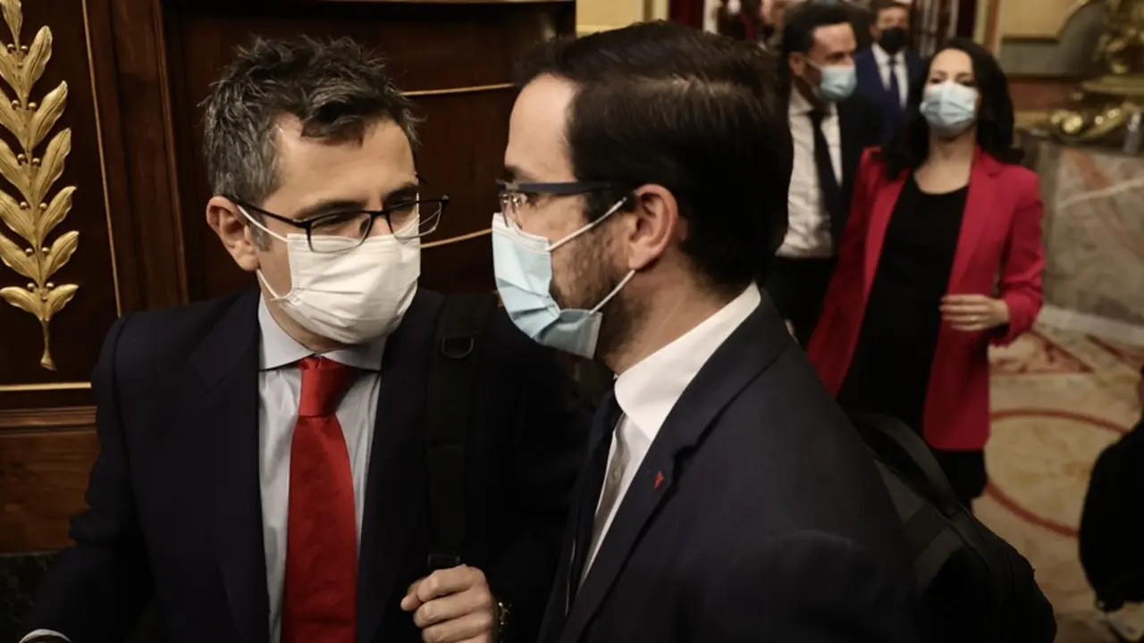 El ministro de la Presidencia, Relaciones con las Cortes y Memoria Democr&aacute;tica, F&eacute;lix Bola&ntilde;os (i); y el ministro de Consumo, Alberto Garz&oacute;n, en el Congreso