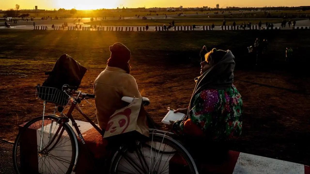 People enjoy the sunny late afternoon at former airport Tempelhof in Berlin, Germany, Germany, 06 January 2022. On Friday 07 January Germany government will discuss new measures in order to curb the spread of the Sars-2-Cov2 coronavirus omicron variant. (Alemania) EFE/EPA/FILIP SINGER