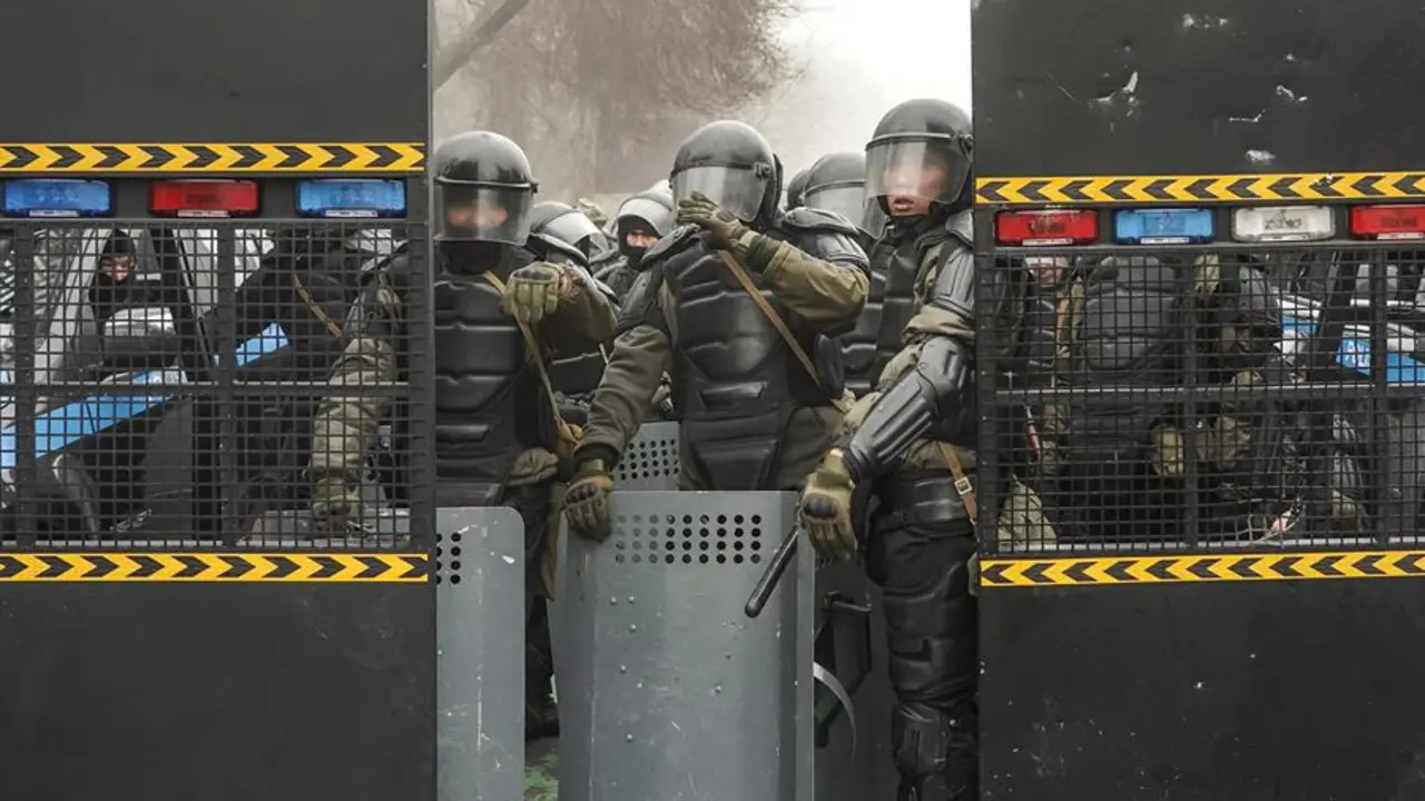 Polic&iacute;as antidisturbios vigilan una calle durante las manifestaciones por la subida de los precios de la energ&iacute;a en Almaty, Kazajst&aacute;n.- EFE/STR