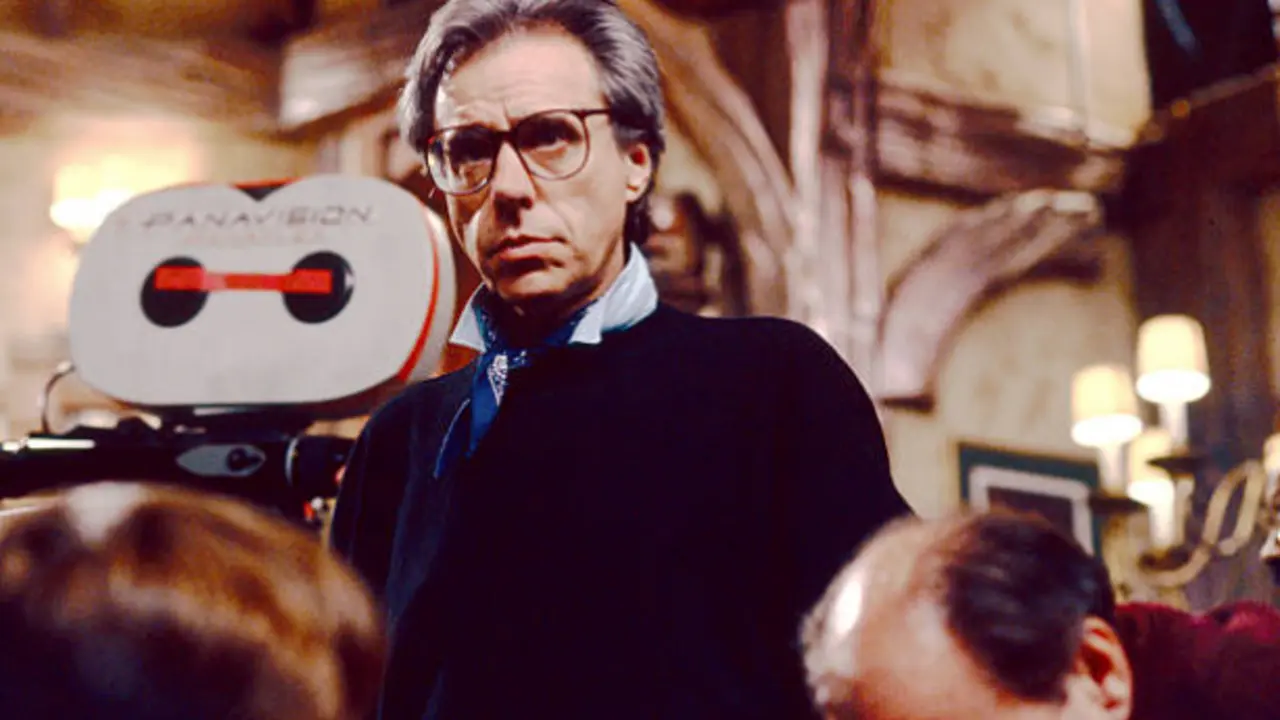 el director de cine estadounidense Peter Bogdanovitch en el plat&oacute; de 'Noises Off', Los &Aacute;ngeles, California, 1991. (Foto de Steve Schapiro/Corbis v&iacute;a Getty Images)