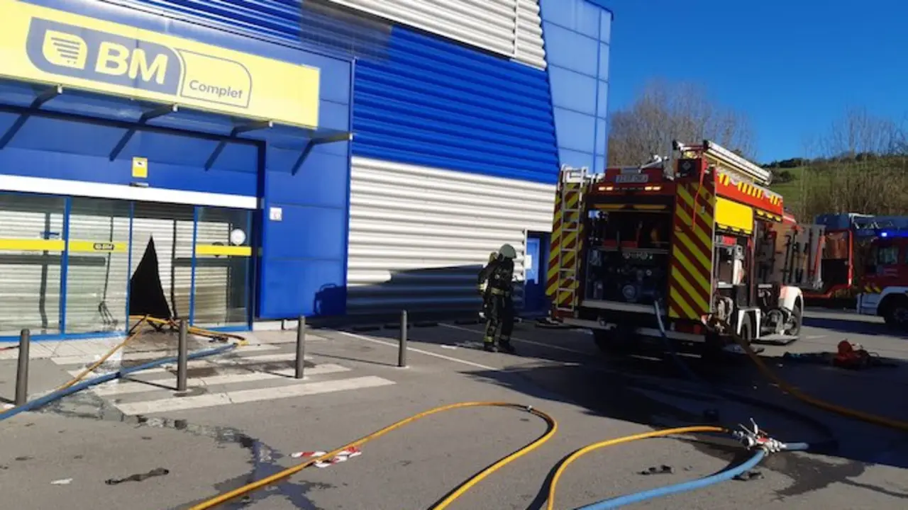 Los bomberos frente al supermercado de Laredo. / 112