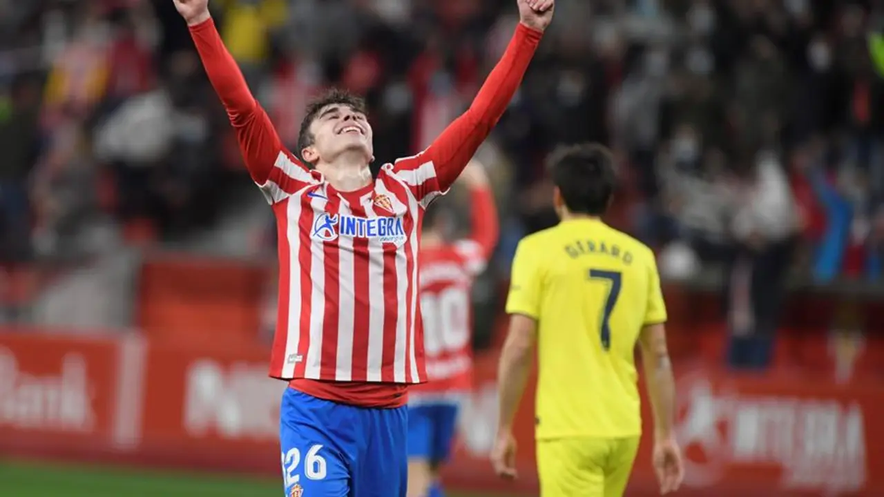 El defensa del Sporting de Gij&oacute;n Pablo Garc&iacute;a celebra la victoria ante el Villarreal tras el partido de dieciseisavos de final de la Copa del Rey disputado en el estadio del Molin&oacute;n, en Gij&oacute;n. EFE/Eloy Alonso
