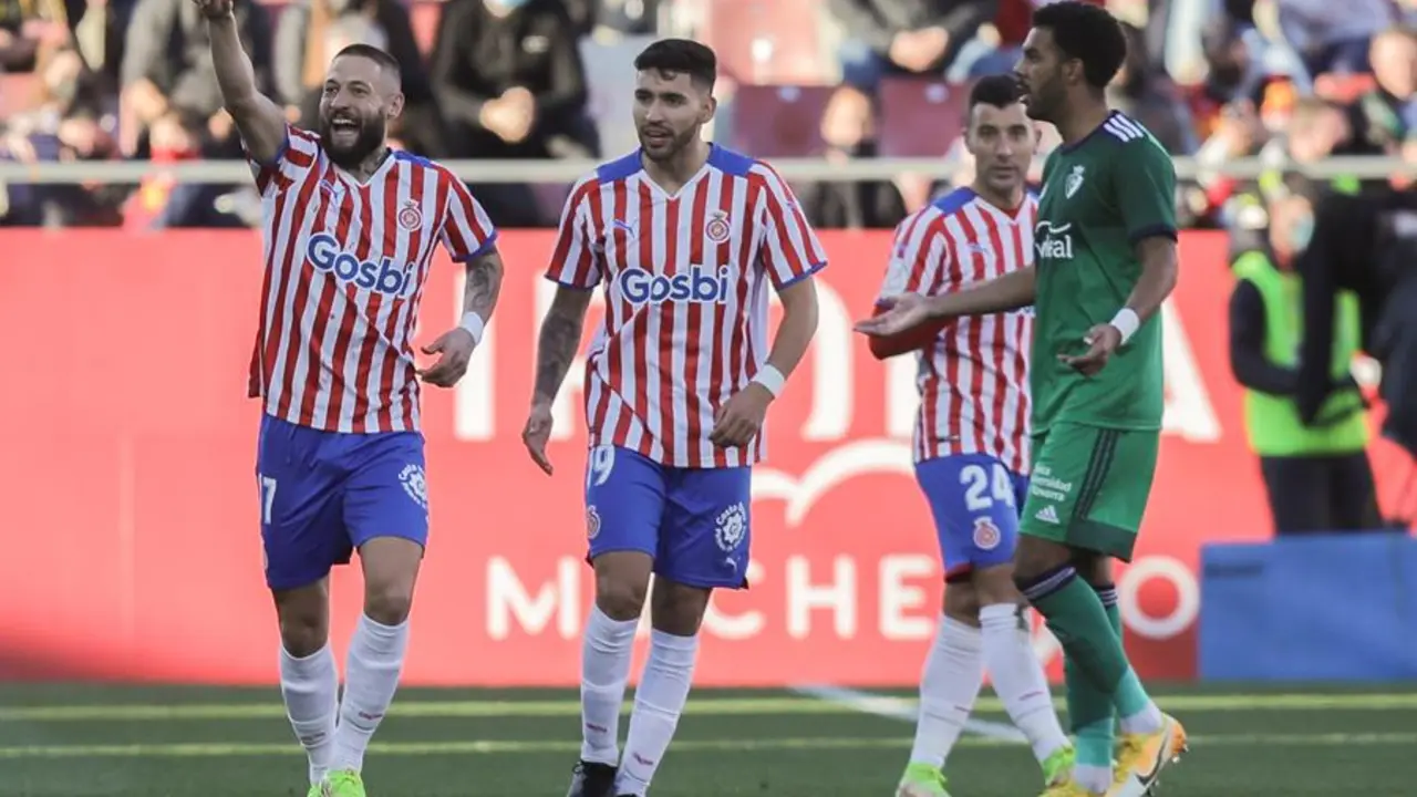 El defensa del Girona David Junc&agrave; (i) celebra tras anotar el 1-0 durante el partido de dieciseisavos de final Copa del Rey disputado ante el Club Atl&eacute;tico Osasuna en Montilivi. EFE/David Borrat