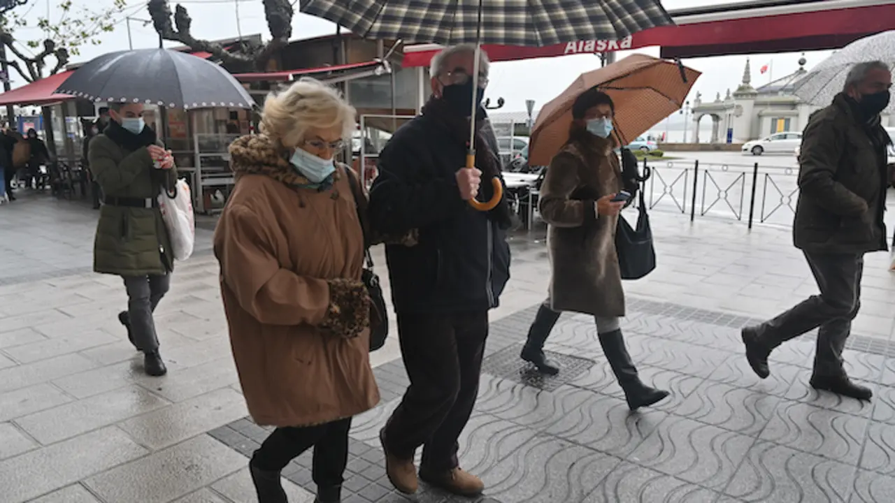 Varias personas por el Paseo Pereda de Santander. / HARDY