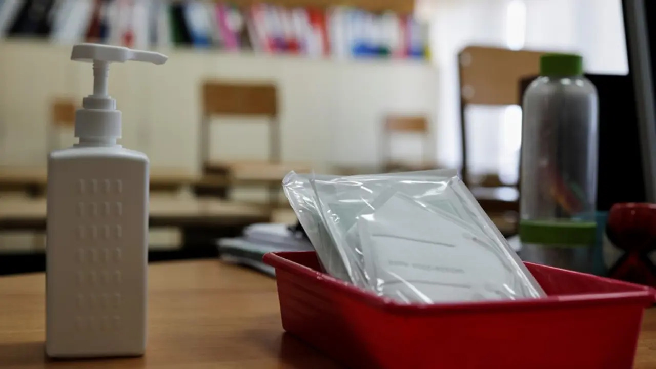 Mascarillas y gel desinfectante en la mesa de profesor de un aula. / EP