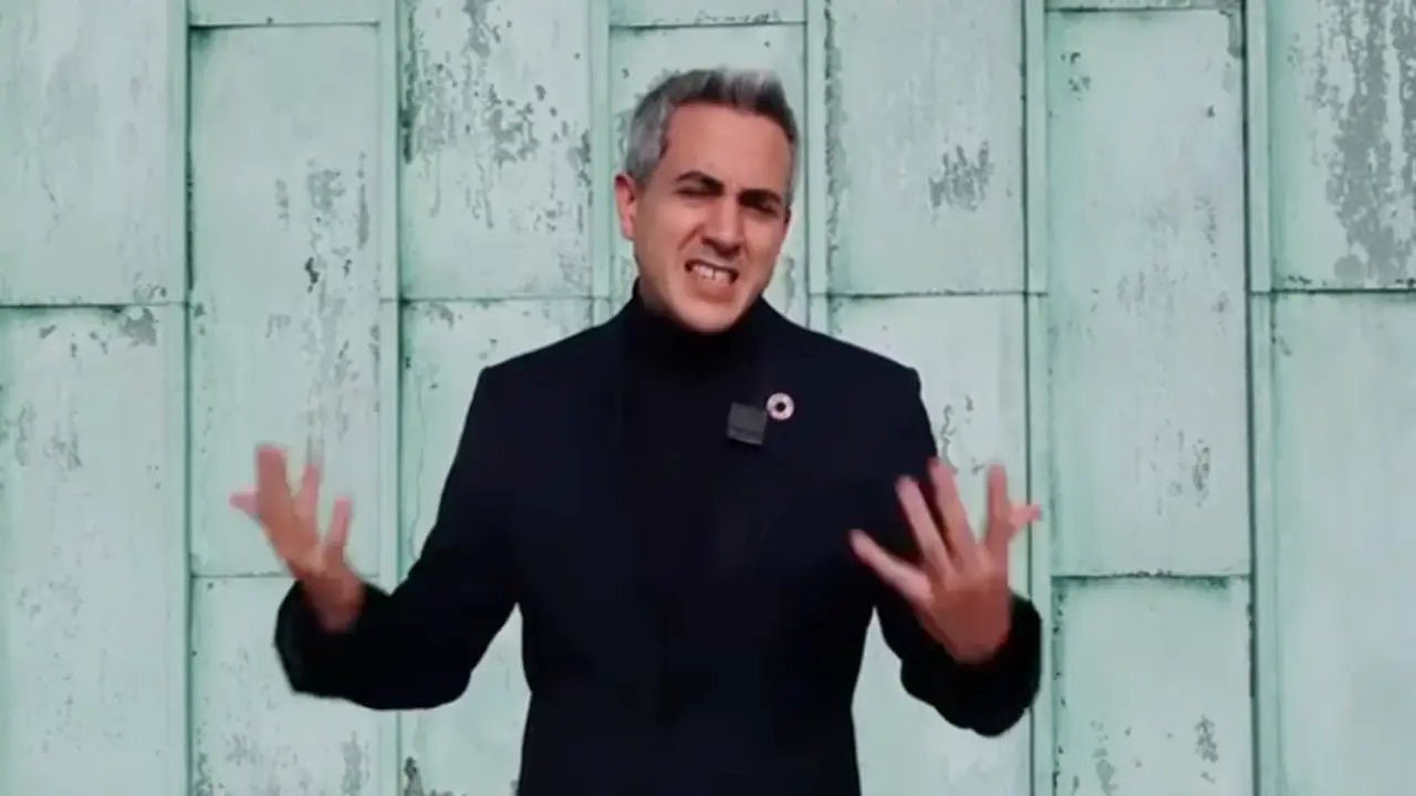Pablo Zuloaga durante el v&iacute;deo promocional desde la azotea del Palacio de Festivales. / ALERTA