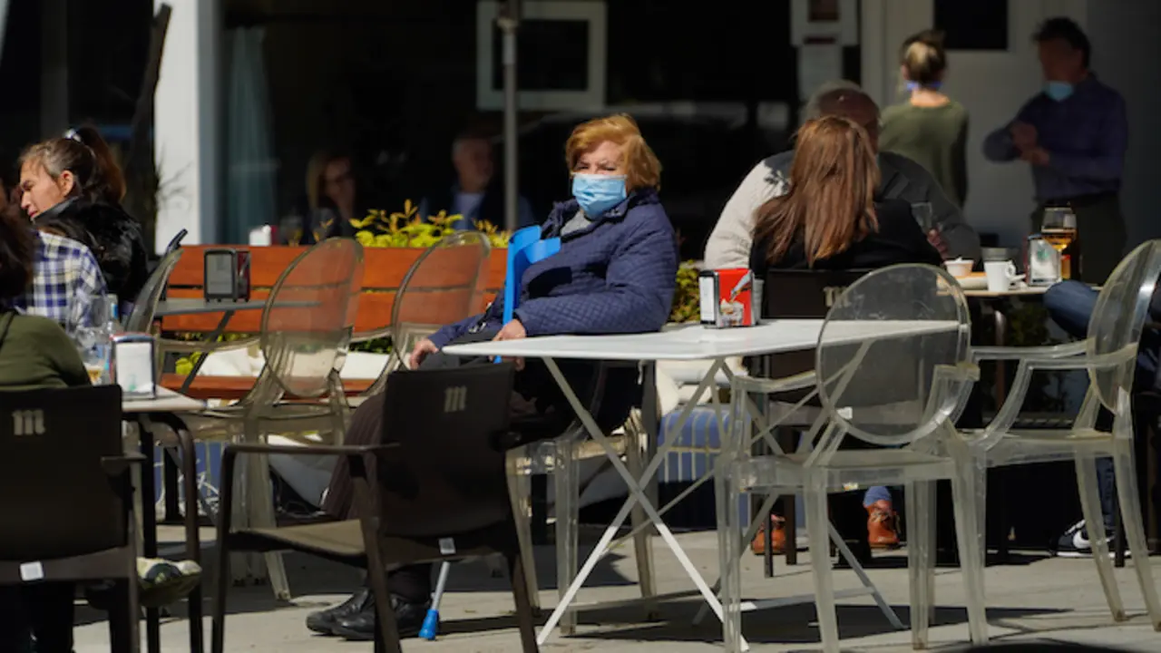 Varias personas en una terraza de Santander. / Hardy