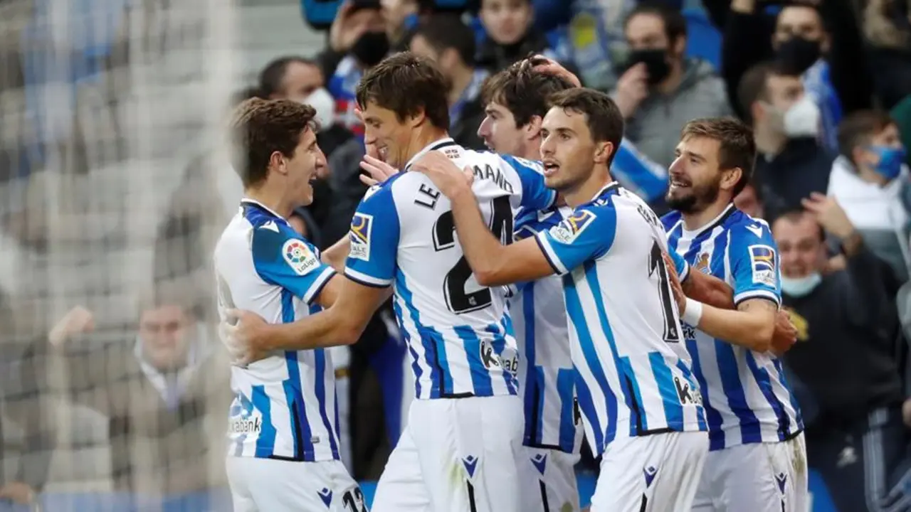 Los jugadores de la Real Sociedad celebran su primer gol ante el Celta durante el partido de LaLiga que se disputa este s&aacute;bado en el Reale Arena. EFE/ Juan Herrero
