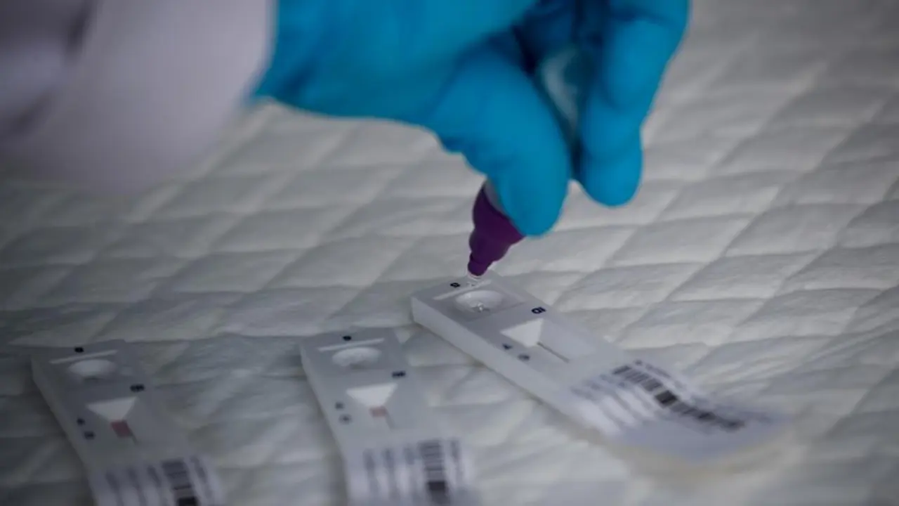 Un sanitario realiza un test de ant&iacute;genos, en una imagen de archivo. EFE/EPA/DIEGO AZUBEL