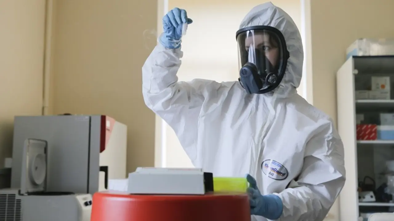 Una investigadora trabajando en el laboratorio.