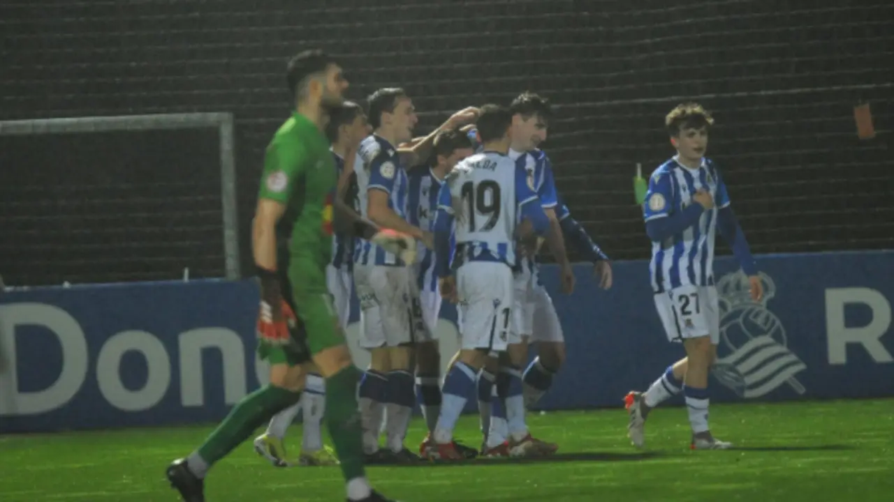Los jugadores de la Real Sociedad  durante el partido contra el Cay&oacute;n. / RS