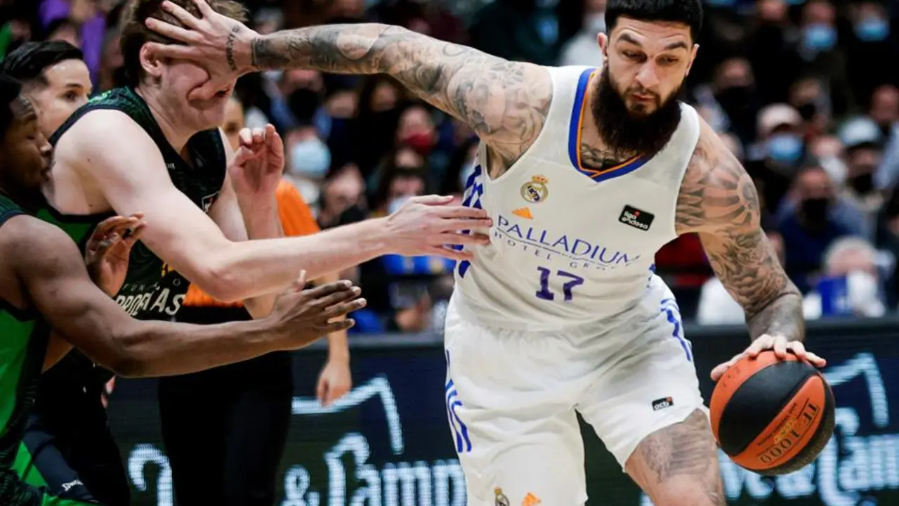 EFE
Fuente:
EFE
Autor:
Quique Garc&iacute;a
Tem&aacute;tica:
Deporte &raquo; Baloncesto
El p&iacute;vot franc&eacute;s del Real Madrid Vincent Poirier (d) supera al p&iacute;vot sueco del Joventut Simon Birgander en partido de la jornada 15 de la Liga Endesa disputado, en el Pabell&oacute;n Ol&iacute;mpico de Badalona. EFE/ Quique Garc&iacute;a