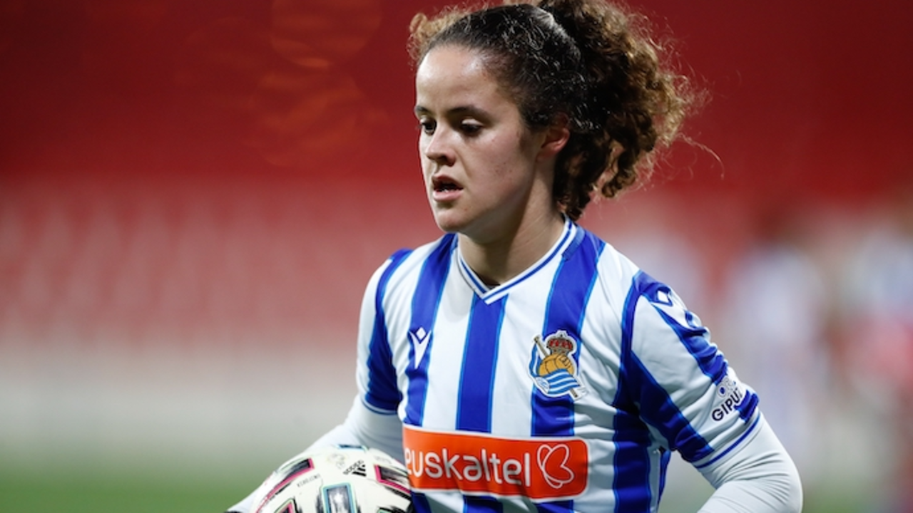 Nerea Eizagirre, de la Real Sociedad, gesticula durante el partido de f&uacute;tbol de la Liga Iberdrola. Oscar J. Barroso / AFP