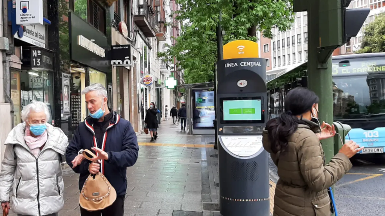 Varias personas por el centro de Santander. / ALERTA
