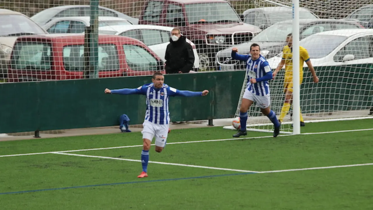 El jugador de la Gimn&aacute;stica celebra el gol conseguido. / ALERTA