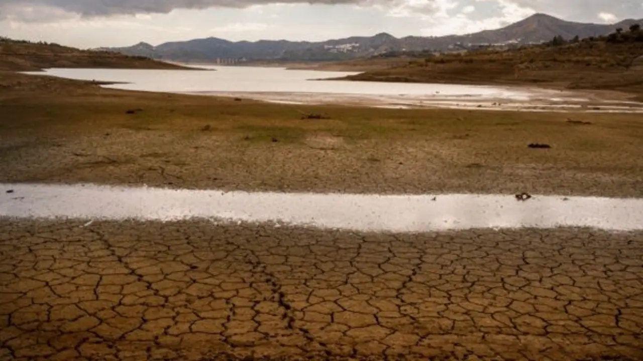 26/11/2021. Embalse de la Vi&ntilde;uela, Malaga, Andaluc&iacute;a, Espa&ntilde;a.El 2 de noviembre de 2021 se decreta sequ&iacute;a oficialmente en la cuenca del Guadalquivir. Andaluc&iacute;a sirve para mostrar algunos de los problemas del agua generalizados en otras regiones de nuestro pa&iacute;s como la falta de lluvia, la contaminaci&oacute;n, el despilfarro o el robo de agua. La mala gesti&oacute;n del agua podr&iacute;a hacer escasear este recurso en las pr&oacute;ximas d&eacute;cadas, siendo fundamental para nuestra supervivencia.   &copy;Greenpeace/Pedro Armestre&copy;Greenpeace Handout/PedroArmestre- No sales - No Archives - Editorial Use Only - Free use only for 14 days after release. Photo provided by GREENPEACE, distributed handout photo to be used only to illustrate news reporting or commentary on the facts or events depicted in this image.