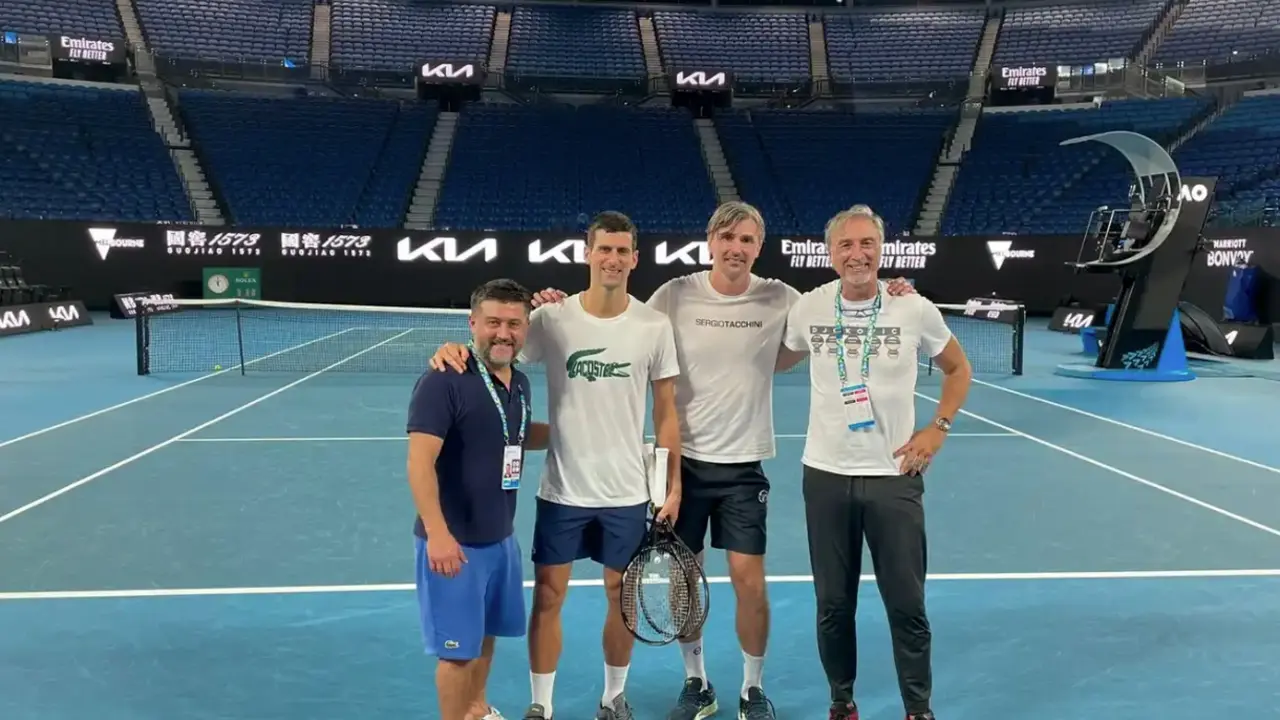 Novak Djokovic, entrenando en el Open de Australia.
